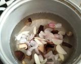 Foto langkah ke 2 dari resep Sayur Bening Bayam dan Jamur Shiitake.