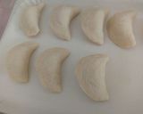 Foto del passaggio 4 della ricetta Focaccelle ripiene di ricotta e salame.. Fritte