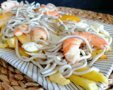 Foto del paso 9 de la receta: Huevos rotos con gulas y langostinos