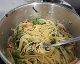 Foto del paso 3 de la receta: Pasta con salsa cremosa de salmón y bimi