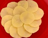 Foto del paso 3 de la receta: Incredible: Papas y fideos van crudos al horno y salen cocinados. Un clásico de Calabria
