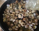 Foto del paso 5 de la receta: Pescada con almejas y gulas