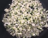 Foto del paso 1 de la receta: Huevo frito con calabacín