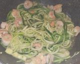 Foto del passaggio 3 della ricetta Spaghetti gamberi zucchine stracciatella e polvere di pistacchi