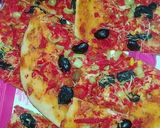 صورة لخطوة 6 من وصفة بيتزا على طريقتي جديدة احس من تاع لمحلات🍕🍕