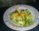 Foto langkah ke 4 dari resep Tumis Brokoli Wortel dengan Bawang Putih.