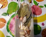 Foto del paso 1 de la receta Aceite de oliva aromatizado con ajo y laurel (infusión saludable