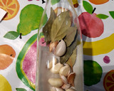 Foto del paso 1 de la receta: Aceite de oliva aromatizado con ajo y laurel (infusión saludable