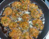 A picture of step 1 of Spanish and onion pakoda.