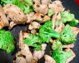 Hình bước làm 2 của món Ức gà xào broccoli