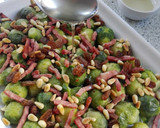 Foto del paso 5 de la receta: Coles de Bruselas al horno con bacon, uvas pasas y feta