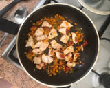 Foto del paso 2 de la receta: Ñoquis con pollo y salsa de tomate 🍅