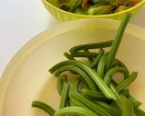 Foto del passaggio 1 della ricetta Frittata di fiori di zucca, dalla corolla al gambo