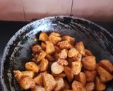 A picture of step 5 of Cheppankizhangu / Arbi Varuval / Taro root.