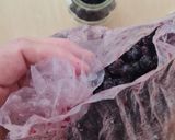 Foto del paso 3 de la receta: Postrecito en frasco, para picnic, saludable y low carb ☀️ Petit suisse con arándanos congelados 🫐