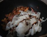 รูปขั้นตอนการทำที่ 4 ของ ก๋วยเตี๋ยวคั่วไก่