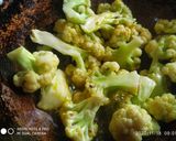 A picture of step 3 of Cauliflower and Potato Curry (Phool Gobhi Aloo ki Sabzi Recipe in Hindi).