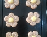 Foto langkah ke 5 dari resep Flower Cookies.