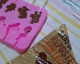 Foto del paso 3 de la receta: Chupetines de chocolate dinosauros