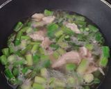 Foto del passaggio 2 della ricetta Riso nero mischiato con riso per insalate con asparagi e pollo 🤤