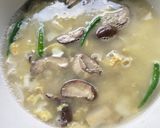 Gambar langkah 3 resipi Sup Telur Tofu Cendawan.