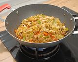 Foto del paso 6 de la receta Wok de pollo y champiñones salteados con repollo y verduras estilo oriental