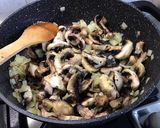 Une image de l'étape 10 de Poulet aux champignons, coriandre et crème de masala.