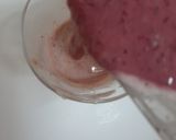 A picture of step 2 of Blackberry strawberry layered smoothie.