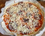 Foto del paso 2 de la receta: Pizza casera con quesos, alcachofas, palmitos y salchichón ibérico
