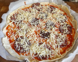 Foto del paso 2 de la receta: Pizza casera con quesos, alcachofas, palmitos y salchichón ibérico