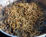 Hình bước làm 3 của món Mì Tương Đen Chapagetti Cùng Ức Gà Áp Chảo