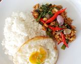 Foto langkah ke 4 dari resep Ayam Kemangi Pad Kra Pao.