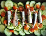 Foto del paso 2 de la receta: Ensalada de pepino, puerro y sardinillas con cherries