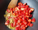 Une image de l'étape 3 de Compotée rhubarbe fraises vanillée.