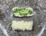 Foto del paso 3 de la receta: 🌿🍅🧀 Sándwich caprese con pan de lentejas 🧀🍅🌿 Tomates cherry, muzzarella y pesto de albahaca