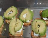 Foto del paso 2 de la receta Tostas de queso fresco, aguacate y anchoa