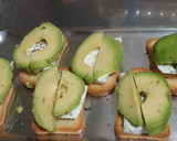 Foto del paso 2 de la receta: Tostas de queso fresco, aguacate y anchoa