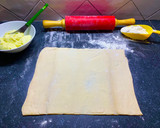 Foto del paso 1 de la receta: Empanada rellena de crema pastelera y manzana