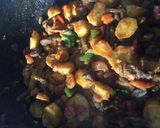 A picture of step 4 of Stir fried Potato, vege & meat.