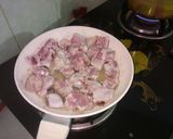 Hình bước làm 2 của món Sườn kho rim mặn ngọt