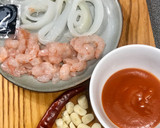 Foto del paso 1 de la receta: Masa para croquetas de tinta, sepia y gambas (truco para una bechamel perfecta)
