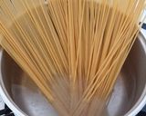 Foto langkah ke 2 dari resep Spaghetti Aglio Olio.