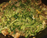 Foto del paso 5 de la receta: Tallarines con salmón calabacín, huevo y salsa de soja picante