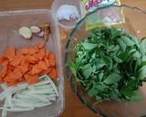 Foto langkah ke 1 dari resep Sayur Bening (Kelor, Wortel, dan Pepaya Muda).