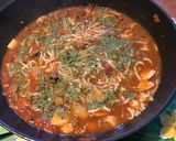 Une image de l'étape 10 de Ramens au bœuf, champignons, tomates, prune et coriandre.
