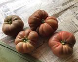 Une image de l'étape 1 de Salade de tomates noires, mozzarella di buffala et oignons nouveaux.