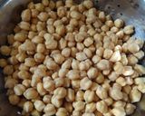 A picture of step 1 of Mango and Chickpeas pickle.