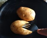 Foto langkah ke 2 dari resep Cheessy Broccoli Stuffed Potatoes With Olivoila.
