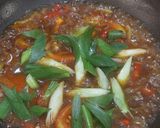 Foto langkah ke 5 dari resep Telur Ceplok Oseng Kecap Pedas Manis.