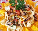 Foto del passaggio 10 della ricetta Orecchiette con cozze, zucchine, fiori di zucchine e pomodori